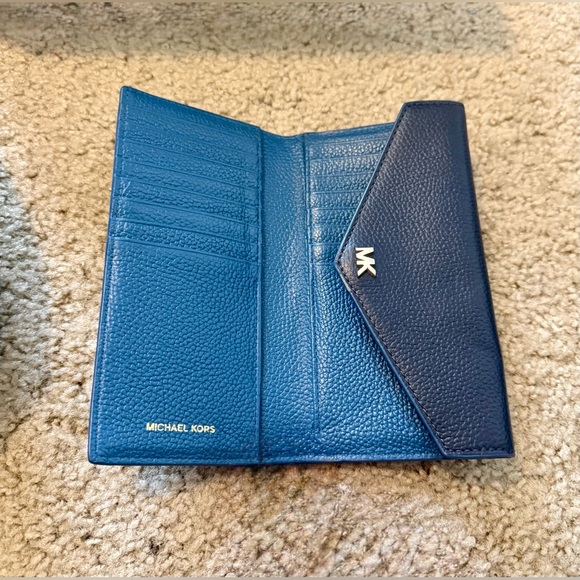 Michael Kors handbag with wallet bundle. Has dust jacket. - Picture 2 of 4